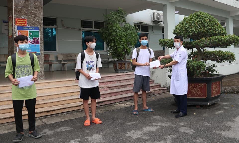 First 12 COVID-19 patients discharged from hospital in Bac Ninh hotspot